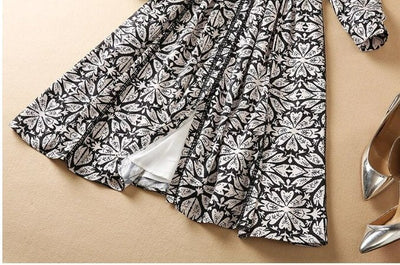 Rochie Cu Flori Negre Anilor 40