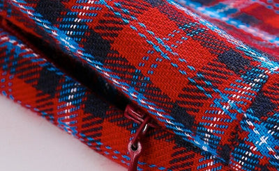 Rochie Roșie În Carouri De Epocă