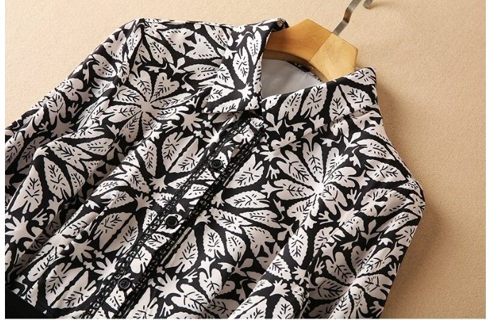 Rochie Cu Flori Negre Anilor 40