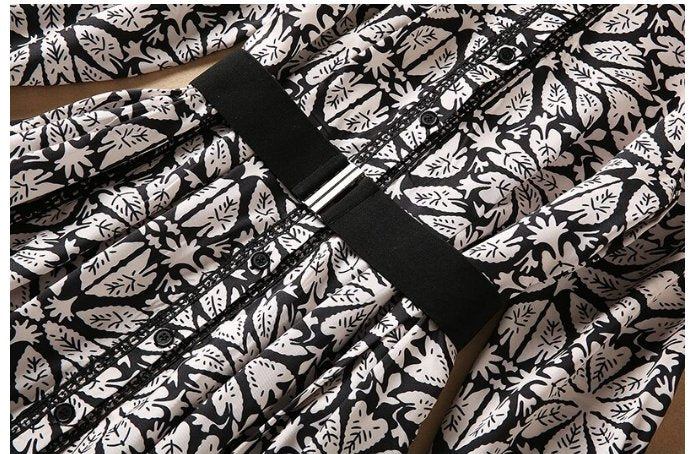 Rochie Cu Flori Negre Anilor 40