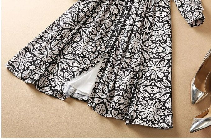 Rochie Cu Flori Negre Anilor 40