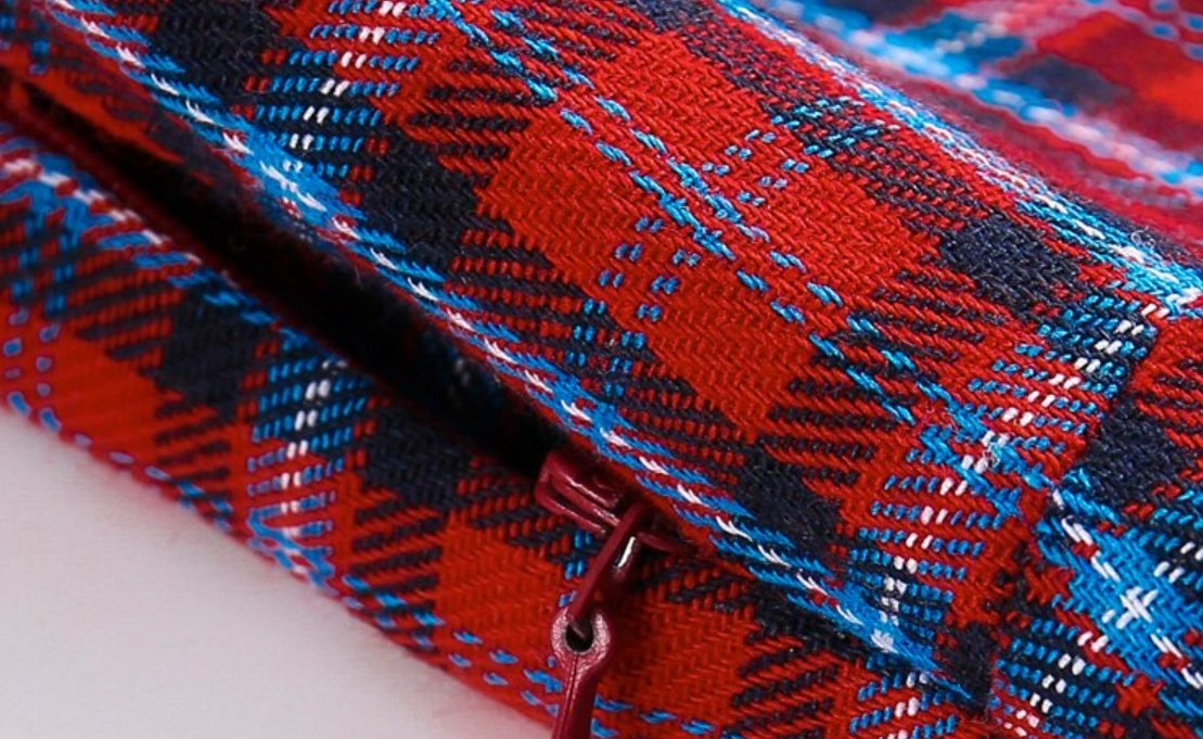 Rochie Roșie În Carouri De Epocă