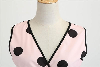 Rochie Cu Decolteu În V Anilor 50