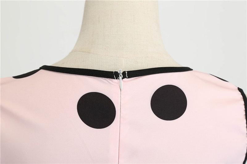 Rochie Cu Decolteu În V Anilor 50